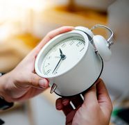 Când trecem la ora de iarnă în 2025. Data exactă în care dăm ceasul înapoi